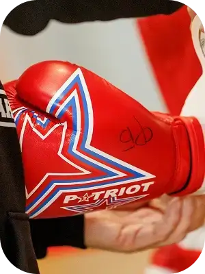 Боксёрские перчатки на ринге