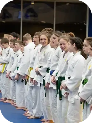 Девушки-спортсменки в кимоно